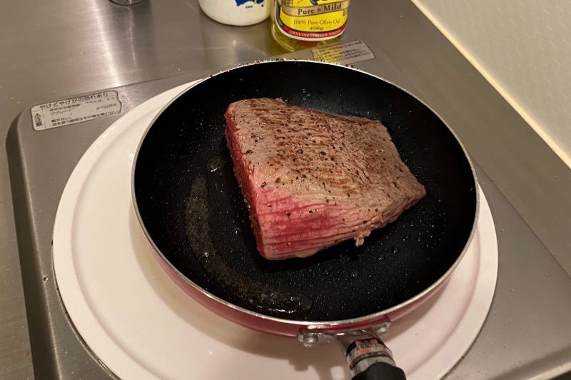 牛肉の表面に焼色をつける